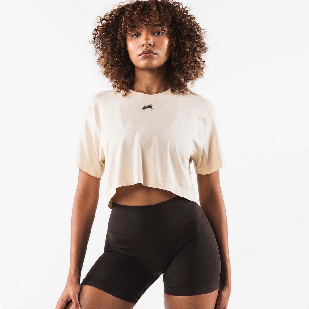 Alphalete wolf head airtech ss crop - cream